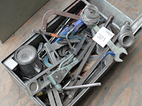 Handgereedschappen in metalen kist. - afbeelding 2 van  2
