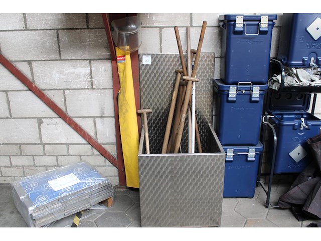 Handgereedschappen rek met afmeting 60 x 63 x 60 / 122 cm gevuld met diverse bezems en schoppen. - afbeelding 1 van  2