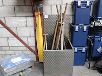 Handgereedschappen rek met afmeting 60 x 63 x 60 / 122 cm gevuld met diverse bezems en schoppen. - afbeelding 1 van  2