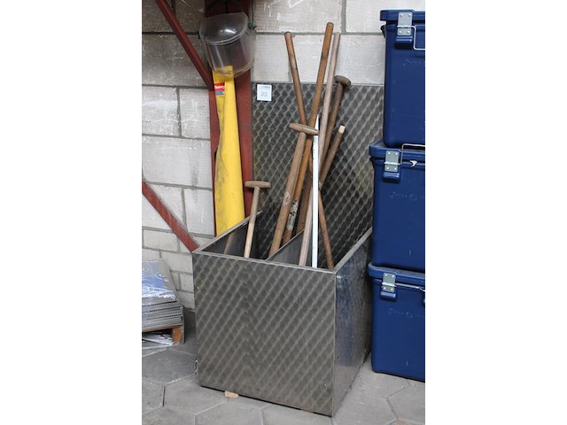 Handgereedschappen rek met afmeting 60 x 63 x 60 / 122 cm gevuld met diverse bezems en schoppen. - afbeelding 2 van  2