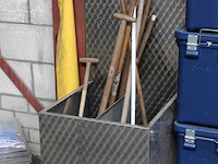 Handgereedschappen rek met afmeting 60 x 63 x 60 / 122 cm gevuld met diverse bezems en schoppen. - afbeelding 2 van  2