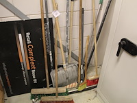 Handgereedschappen tegen de wand w.o. bezems, sneeuwscheppen, trekker etc. - afbeelding 1 van  2