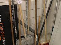 Handgereedschappen tegen de wand w.o. bezems, sneeuwscheppen, trekker etc. - afbeelding 2 van  2