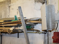 Handgereedschappen waaronder egaliseerblok, schrobber, trekker en stelen op schap. - afbeelding 2 van  3