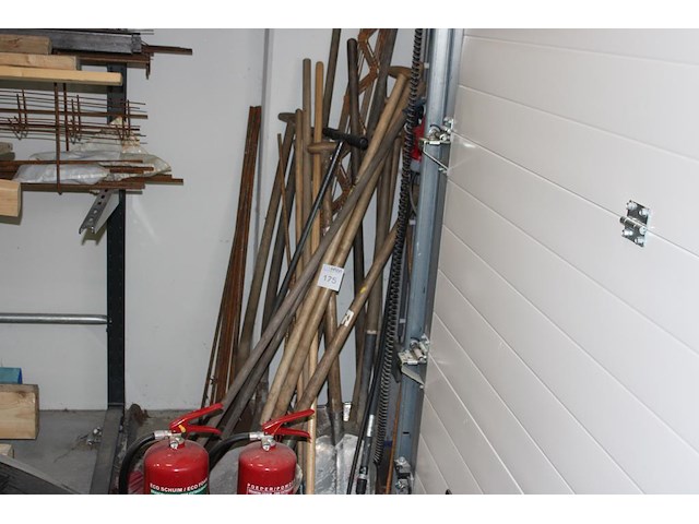 Handgereedschappen w.o. bezems, batsen en trekkers. ruim 15 stuks. - afbeelding 1 van  2