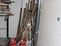 Handgereedschappen w.o. bezems, batsen en trekkers. ruim 15 stuks. - afbeelding 1 van  2