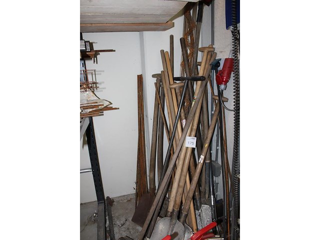 Handgereedschappen w.o. bezems, batsen en trekkers. ruim 15 stuks. - afbeelding 2 van  2