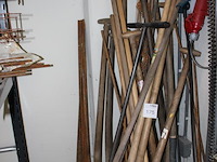 Handgereedschappen w.o. bezems, batsen en trekkers. ruim 15 stuks. - afbeelding 2 van  2