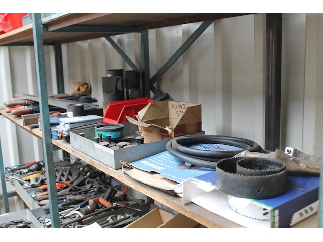 Handgereedschappen w.o. boren, zagen, etc. op 2 schappen. - afbeelding 1 van  5