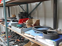 Handgereedschappen w.o. boren, zagen, etc. op 2 schappen. - afbeelding 1 van  5