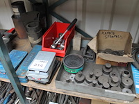 Handgereedschappen w.o. boren, zagen, etc. op 2 schappen. - afbeelding 3 van  5
