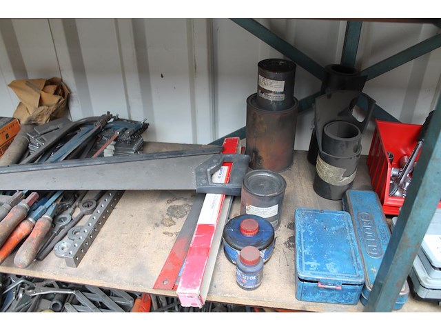 Handgereedschappen w.o. boren, zagen, etc. op 2 schappen. - afbeelding 4 van  5