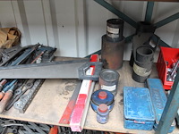 Handgereedschappen w.o. boren, zagen, etc. op 2 schappen. - afbeelding 4 van  5