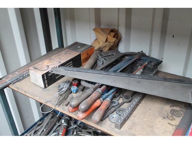 Handgereedschappen w.o. boren, zagen, etc. op 2 schappen. - afbeelding 5 van  5