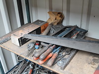 Handgereedschappen w.o. boren, zagen, etc. op 2 schappen. - afbeelding 5 van  5