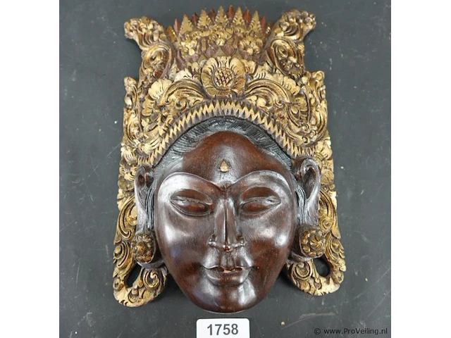 Handgesneden balinees wandmasker van de rijstgodin dewi sri, prachtig gekenmerkt door de gedetailleerde, goudkleurige houtsnijwerken op de kroon - afbeelding 1 van  5
