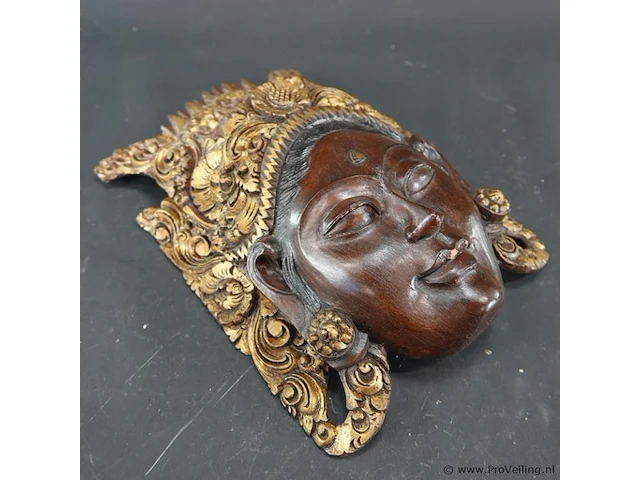 Handgesneden balinees wandmasker van de rijstgodin dewi sri, prachtig gekenmerkt door de gedetailleerde, goudkleurige houtsnijwerken op de kroon - afbeelding 2 van  5