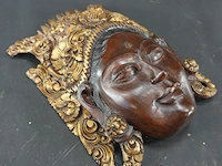 Handgesneden balinees wandmasker van de rijstgodin dewi sri, prachtig gekenmerkt door de gedetailleerde, goudkleurige houtsnijwerken op de kroon - afbeelding 2 van  5