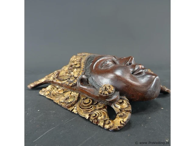 Handgesneden balinees wandmasker van de rijstgodin dewi sri, prachtig gekenmerkt door de gedetailleerde, goudkleurige houtsnijwerken op de kroon - afbeelding 3 van  5