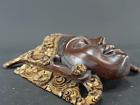 Handgesneden balinees wandmasker van de rijstgodin dewi sri, prachtig gekenmerkt door de gedetailleerde, goudkleurige houtsnijwerken op de kroon - afbeelding 3 van  5