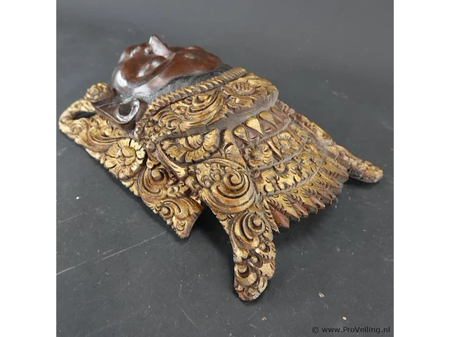 Handgesneden balinees wandmasker van de rijstgodin dewi sri, prachtig gekenmerkt door de gedetailleerde, goudkleurige houtsnijwerken op de kroon - afbeelding 4 van  5