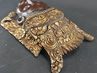 Handgesneden balinees wandmasker van de rijstgodin dewi sri, prachtig gekenmerkt door de gedetailleerde, goudkleurige houtsnijwerken op de kroon - afbeelding 4 van  5