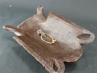 Handgesneden balinees wandmasker van de rijstgodin dewi sri, prachtig gekenmerkt door de gedetailleerde, goudkleurige houtsnijwerken op de kroon - afbeelding 5 van  5