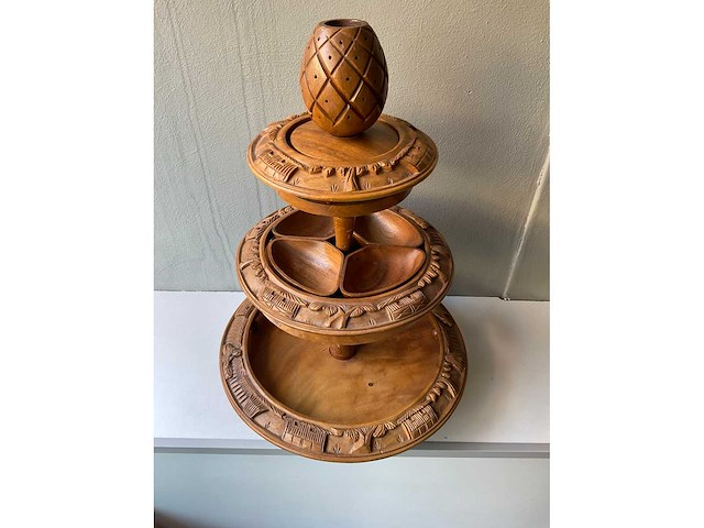 Handgesneden drielaagse houten lazy susan - afbeelding 4 van  5