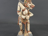 Handgesneden en handbeschilderd houten beeldje van hanuman - afbeelding 2 van  5