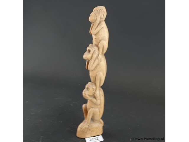 Handgesneden houten beeld van de "drie wijze apen" - afbeelding 2 van  5