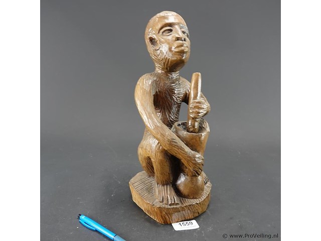 Handgesneden houten beeld van een afrikaanse man in makonde-stijl - afbeelding 1 van  5