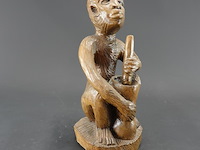 Handgesneden houten beeld van een afrikaanse man in makonde-stijl