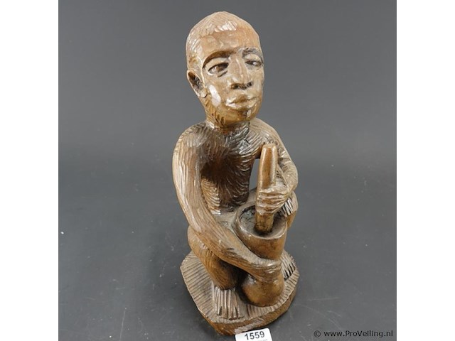 Handgesneden houten beeld van een afrikaanse man in makonde-stijl - afbeelding 3 van  5