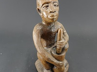 Handgesneden houten beeld van een afrikaanse man in makonde-stijl - afbeelding 3 van  5
