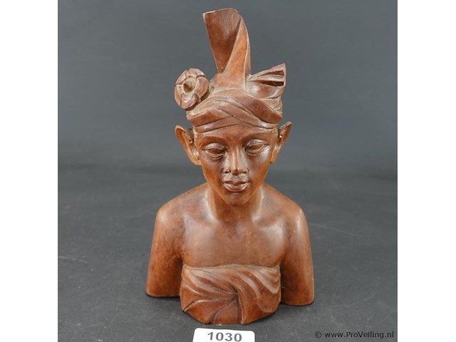 Handgesneden houten buste van een man uit klungkung, bali, indonesië. - afbeelding 1 van  5