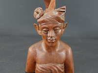 Handgesneden houten buste van een man uit klungkung, bali, indonesië.