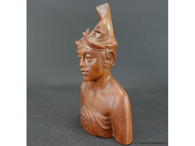 Handgesneden houten buste van een man uit klungkung, bali, indonesië. - afbeelding 2 van  5