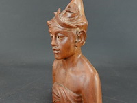 Handgesneden houten buste van een man uit klungkung, bali, indonesië. - afbeelding 2 van  5