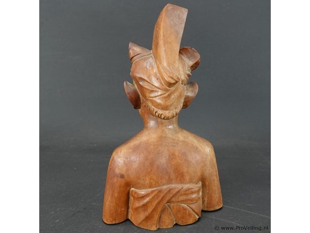 Handgesneden houten buste van een man uit klungkung, bali, indonesië. - afbeelding 3 van  5