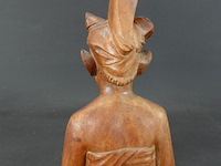 Handgesneden houten buste van een man uit klungkung, bali, indonesië. - afbeelding 3 van  5