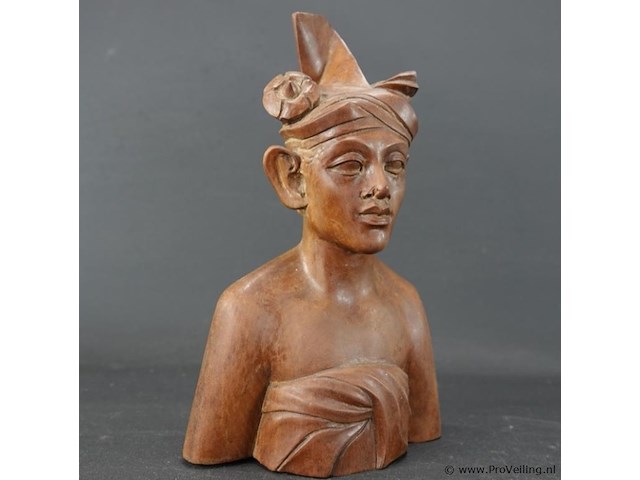 Handgesneden houten buste van een man uit klungkung, bali, indonesië. - afbeelding 4 van  5