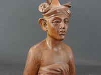 Handgesneden houten buste van een man uit klungkung, bali, indonesië. - afbeelding 4 van  5