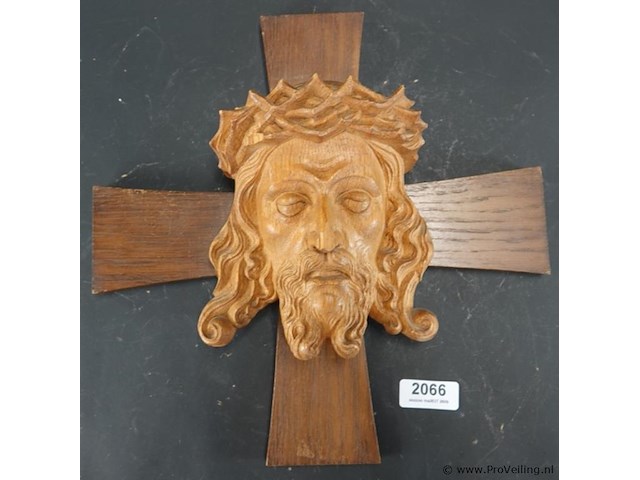Handgesneden houten hoofd van jezus christus met een doornenkroon op een houten kruis - afbeelding 1 van  5