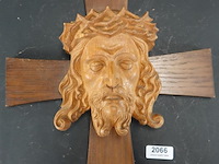 Handgesneden houten hoofd van jezus christus met een doornenkroon op een houten kruis - afbeelding 1 van  5