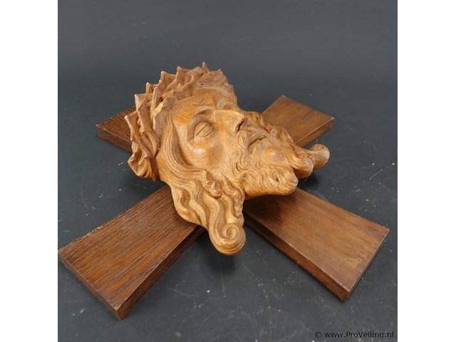 Handgesneden houten hoofd van jezus christus met een doornenkroon op een houten kruis - afbeelding 2 van  5