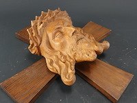 Handgesneden houten hoofd van jezus christus met een doornenkroon op een houten kruis - afbeelding 2 van  5