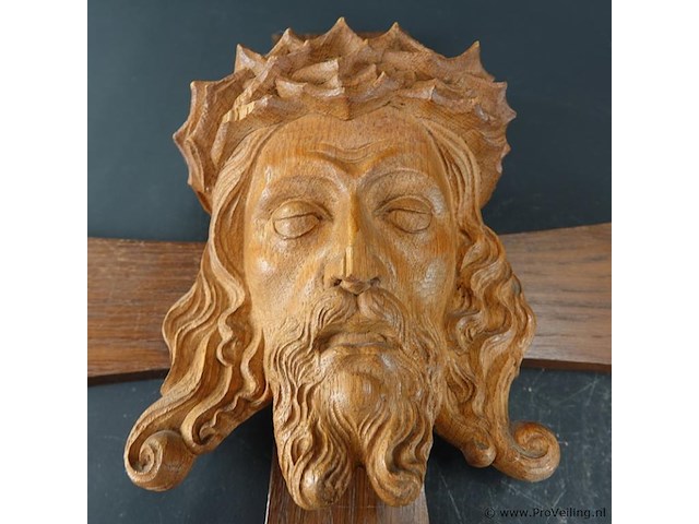Handgesneden houten hoofd van jezus christus met een doornenkroon op een houten kruis - afbeelding 3 van  5