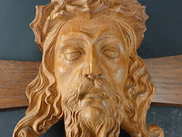 Handgesneden houten hoofd van jezus christus met een doornenkroon op een houten kruis - afbeelding 3 van  5
