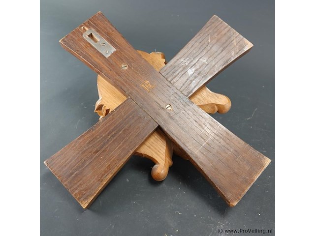 Handgesneden houten hoofd van jezus christus met een doornenkroon op een houten kruis - afbeelding 5 van  5