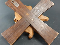 Handgesneden houten hoofd van jezus christus met een doornenkroon op een houten kruis - afbeelding 5 van  5